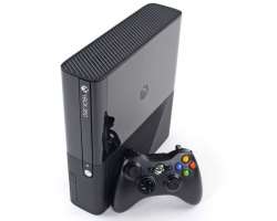 Microsoft Xbox 360 slim 4GB + 5 her (bazar) - 2499 Kč